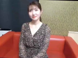 吸烟的女人最美，大耳环气质小少妇全程露脸大秀直播诱惑，自己抠骚逼道具抽插，高潮不断淫水顺着屁股往下流